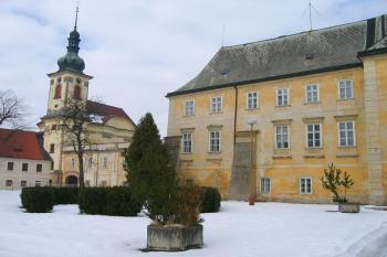 Kostel a spojovací chodba se zámkem ( © Pavel Vítek 02/2006)