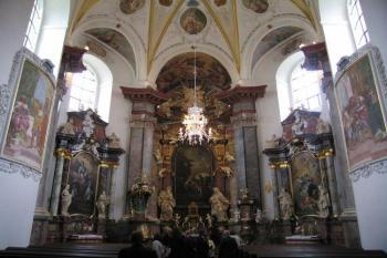 pohled lodí k oltáři (© de ardoise, 06/2007)