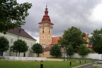 Kostel od severozápadu, vlevo západní průčelí zámku ( © Ivan Grisa 08/2007)