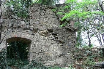 Západní stěna chrámu, hlavní vchod, relikty schodiště. ( © Petr Turyna 09/2006)