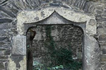Boční vchod severního průčelí ( © Petr Turyna 09/2006)