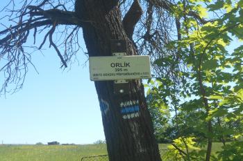 Cedule KČT před hradem (© Vojtěch Barcal, 05/2018)