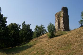 Pohled na torzo věže dolního hradu (© Ivo Rozehnal 08/2015)