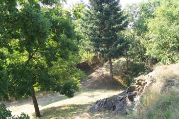 Pohled na skalisko, hradní příkop a cestu k hornímu hradu (© Ivo Rozehnal 08/2015)