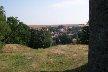 Pohled na Otaslavice z dolního hradu (© Ivo Rozehnal 08/2015)