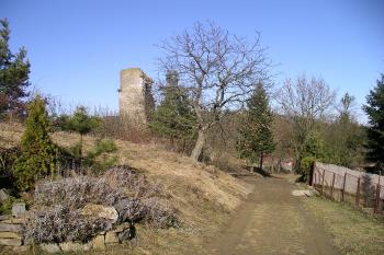 zřícenina dolního hradu Otaslavice (© Vlastislav Mareček, 02/2011)