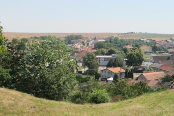 pohled z hradního areálu k východu (© D Dohňanský, 07/2018)