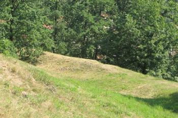 pěkně výrazný vých. příkop s valem (© D Dohňanský, 07/2018)