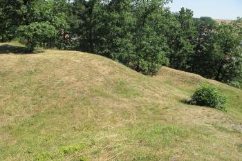 pohled z jádra do vých příkopu (© D Dohňanský, 07/2018)