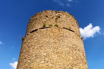 celkový pohled na vnější líc masivní hlavní válcové věže (© Jan P. Štěpánek  04/2024)