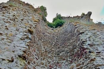 interiér hlavní věže s dokonalým řezem prostoru interiéru i zdiva (© Jan P. Štěpánek  04/2024)