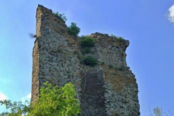 celkový pohled na masivní pozůstatek hlavní válcové věže (© Jan P. Štěpánek  04/2024)