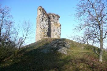pahorek s čelem dolního otaslavického hradu s typickou siluetou střepu oválné věže (© Jan P. Štěpánek 11/2009)