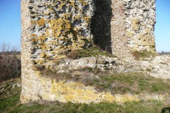 zachovalý celý oválný základ věže  ( © Jan P. Štěpánek 11/2009)