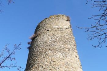 vysoký střep čelní válcové věže dolního hradu od jihozápadu ( © Jan P. Štěpánek 11/2009)