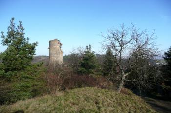 pohled z horního hradu na dolní  ( © Jan P. Štěpánek 11/2009)