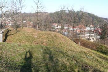 plocha dolního hradu od torza válcové věže ( © Jan P. Štěpánek 11/2009)