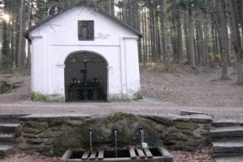 Zázračná studánka a kaple Sv. Jana Křtitele (© Hynek Barren, 04/2007)
