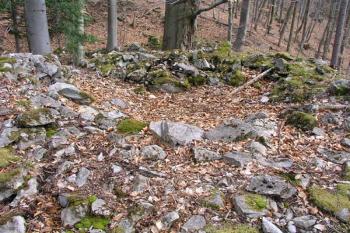 Interiér věžovitého stavení v čele hrádku ( © Roman Řezáč 03/2003)