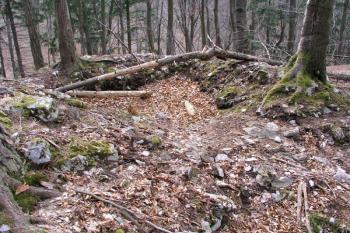 Interiér větší stavby chránící bránu ( © Roman Řezáč 03/2003)