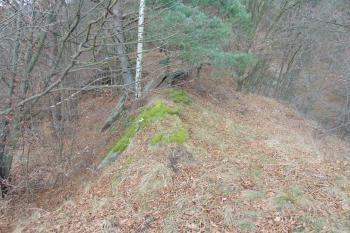 Záp. hrana, která kopíruje stěnu paláce (© Dušan Dohňanský 12/2020)