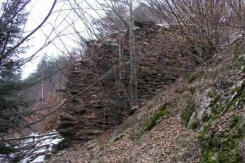 Pozůstatky zdiva ( © Roman Řezáč 12/2003)
