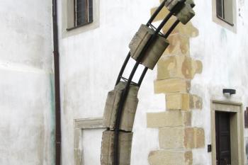 nalezené zbytky klenby (© Rodochrozit, 03/2012)