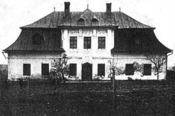východní průčelí roku 1930 ( © obecní kronika Dolní Domaslavice)