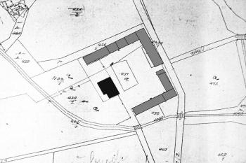 Půdorys zámku a dvora na mapě pozemkového katastru z počátku 20. století ( © J. Tichánek a kolektiv: Šlechtická sídla na Frýdecko-Místecku, Alpress, Frýdek-Místek 2006)