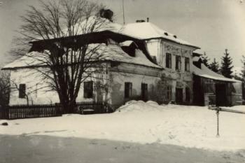 Pohled na zámek od jihovýchodu ( © J. Tichánek a kolektiv: Šlechtická sídla na Frýdecko-Místecku, Alpress, Frýdek-Místek 2006)