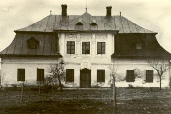 Východní průčelí zámku obrácené do dvora ( © J. Tichánek a kolektiv: Šlechtická sídla na Frýdecko-Místecku, Alpress, Frýdek-Místek 2006)