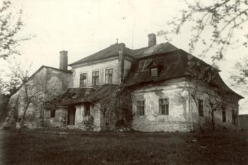 Pohled na zámek od jihozápadu ( © J. Tichánek a kolektiv: Šlechtická sídla na Frýdecko-Místecku, Alpress, Frýdek-Místek 2006)