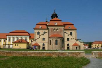 Východní průčelí kostela (© Jiří Cukr, 08/2015)