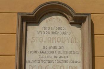 Pamětní deska arcibiskupa a senátora Antonína Cyrila Stojana (© Jiří Cukr, 08/2015)