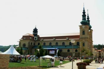 Celkový pohled na kostel od severu (© Jiří Cukr, 08/2015)