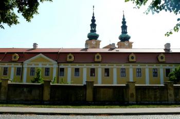Kostelní věže přes gymnaziální budovu od západu (© Jiří Cukr, 08/2015)
