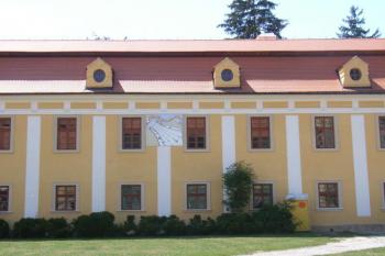 Rekonstruované sluneční hodiny na zdi kláštera (© Marian Repáš 08/2006)
