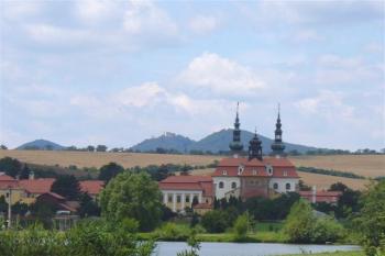 bazilika - pohled od Modré  (© zdeněk komínek, 7/2009)