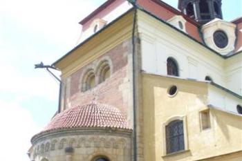 románský závěr východní apsidy (© zdeněk komínek, 7/2009)