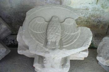 románský svorník v lapidáriu (© zdeněk komínek, 7/2009)