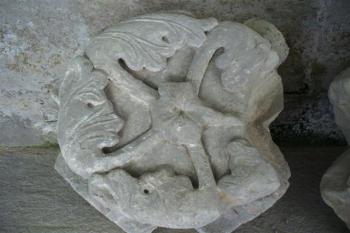 románský svorník v lapidáriu (© zdeněk komínek, 7/2009)