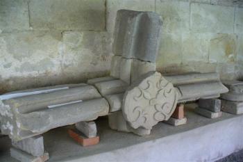 románský svorník s částí klenby v lapidáriu (© zdeněk komínek, 7/2009)