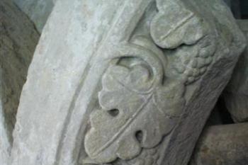 rostlinný motiv na torzu románského okna - detail (© zdeněk komínek, 7/2009)