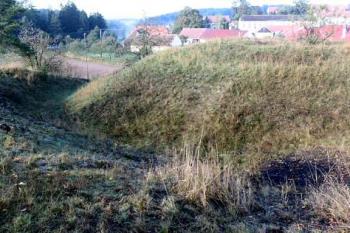 val, příkop a pahorek jádra od severovýchodu ( © Pavel Zany Komárek 17/10/2004)