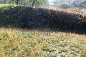 čelní příkop a val - pohled z jádra ( © Pavel Zany Komárek 17/10/2004)
