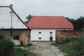 Tvrz přestavěná na sýpku - pohled ze dvora (© Ťava 07/2003)