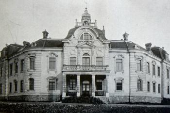 Fotografie Nového zámku v Chlumku z regionální vlastivědy z r. 1898. (© anon., před r. 1898)