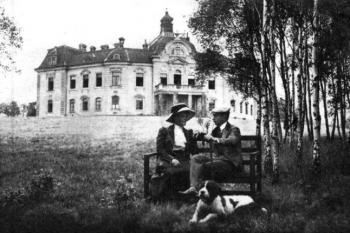zahradní průčelí zámku, v popředí stavebník hrabě Leopold Nostic s manželkou (© fotorepro: F. Musil, M. Plaček, J. Úlovec: Zaniklé hrady, zámky a tvrze Čech, Moravy a Slezska po roce 1945, Libri, Praha 2005)