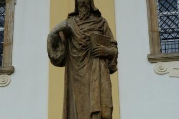 socha před Bazilikou Navštívení Panny Marie (Svatý Kopeček) (© František Kinař, 08/2014)