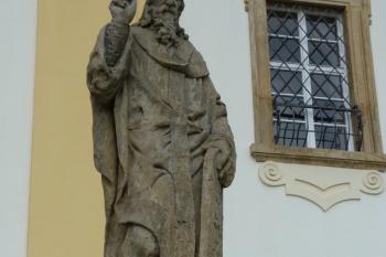 socha před Bazilikou Navštívení Panny Marie (Svatý Kopeček) (© František Kinař, 08/2014)